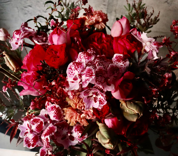 【母の日　生花ギフト　赤ピンク系　アレンジメントL】東京でしか入手困難なお花や珍しいお花などを使用 5枚目の画像