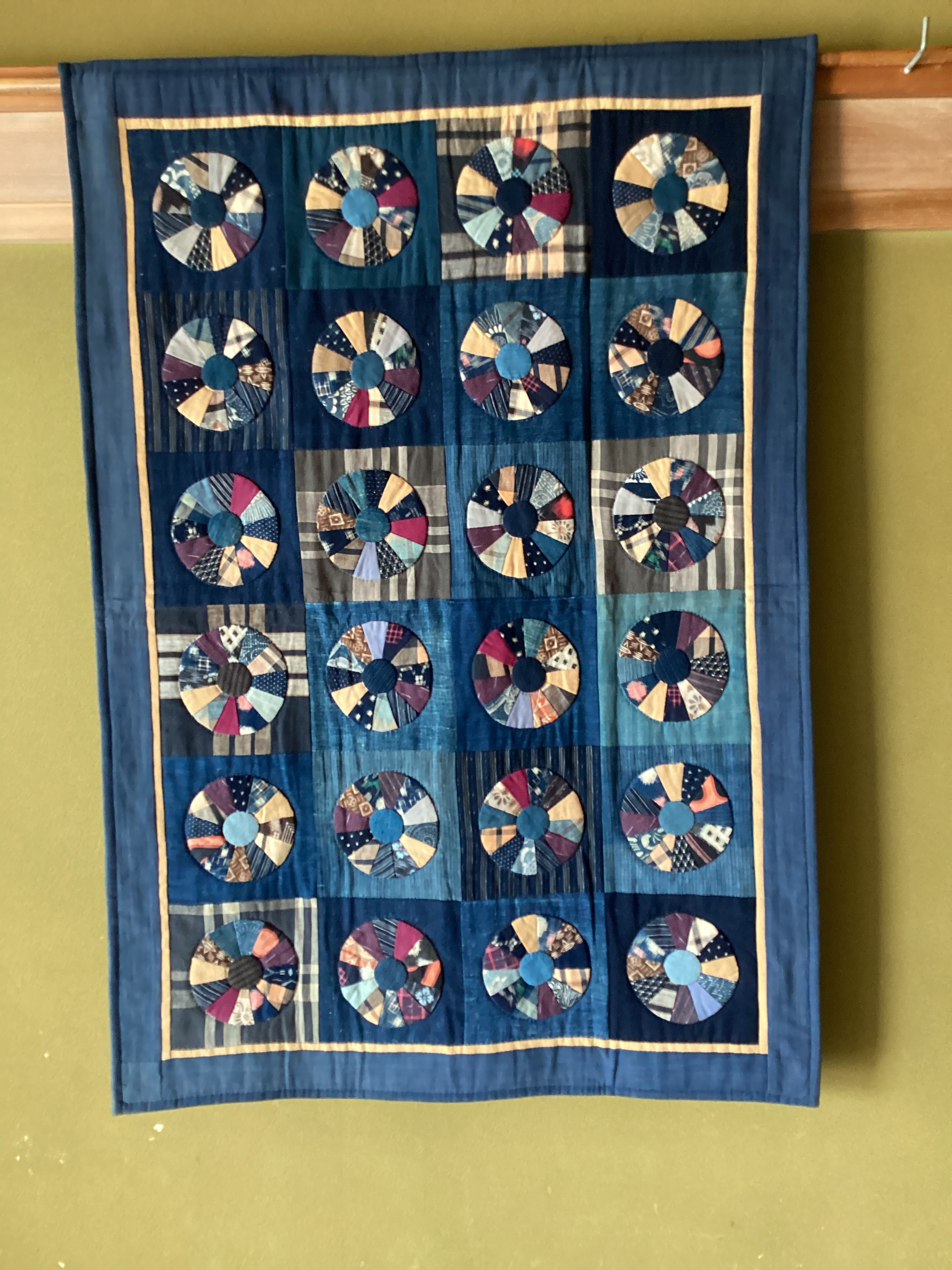 古布つなぎ円形並びのタペストリー