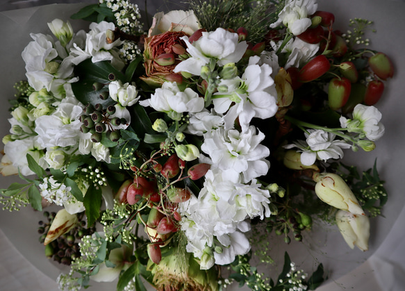 【生花ギフト　ホワイトピンクブーケM】東京でしか入手困難なお花や珍しいお花などを使用 3枚目の画像