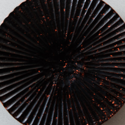 漆塗りのハツリ小皿（黒・朱） 2枚目の画像