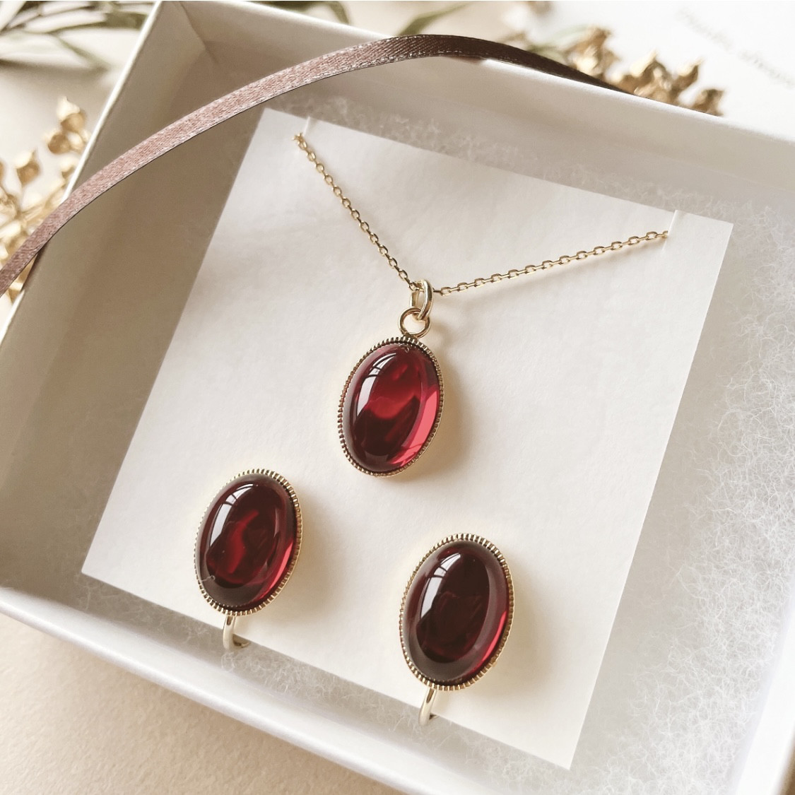 深みレッドのチェコガラス　スタッドピアス/イヤリングとネックレスのセット　贈り物にも＊ 5,135円