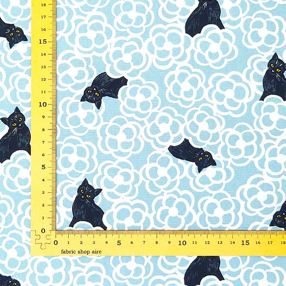 オックス生地【50×110cm】黒猫 猫 ネコ 花柄 カメリア ブルー 生地 布 6枚目の画像