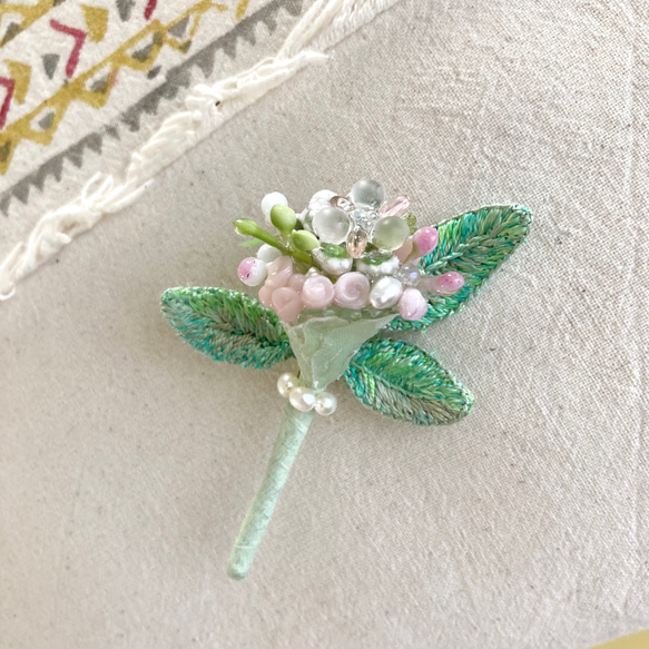 小さな花束のブローチ  /   優しい絹糸の光沢　一点物　母の日 3枚目の画像