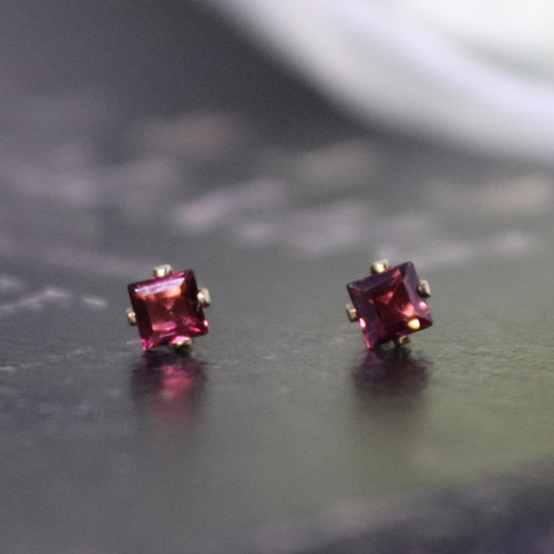 14KGF ロードライトガーネット 3mm スクエア 一粒 ピアス ピアス