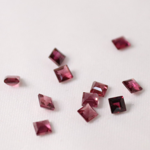 ピアス＊14kgf＊カラーチェンジ ライム グロッシュラー ガーネット（3mm） ピアス＊14kgf＊カラーチェンジ ライム グロッシュラー ガーネット