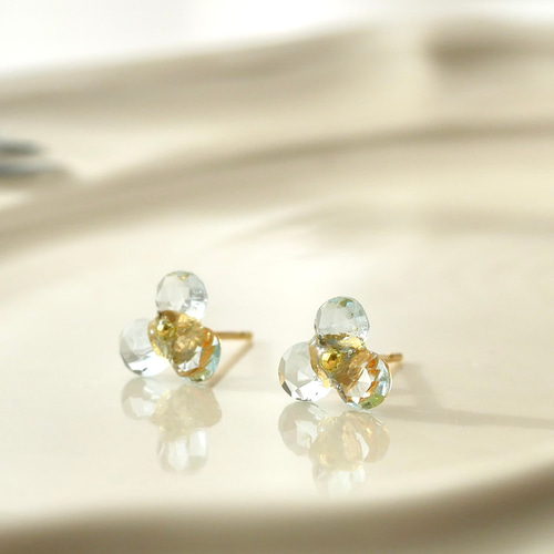 煌めく天然石の小さいお花ピアスイヤリング スカイブルートパーズ 
