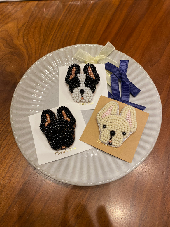 刺繍　ビーズ　ブローチ　ボストンテリア　ハンドメイド ボストンテリアのブローチ ビーズ刺繍 おしゃれな男性にも