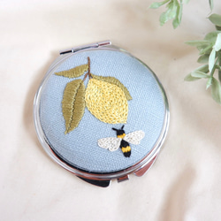 レモンとミツバチの手刺繍コンパクトミラー 1枚目の画像
