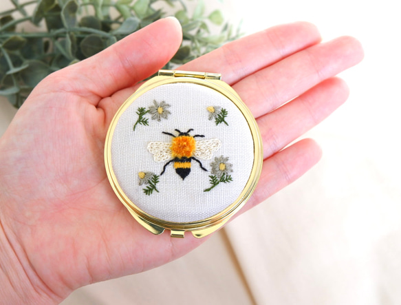 ミツバチ刺繍のコンパクトミラー 2枚目の画像