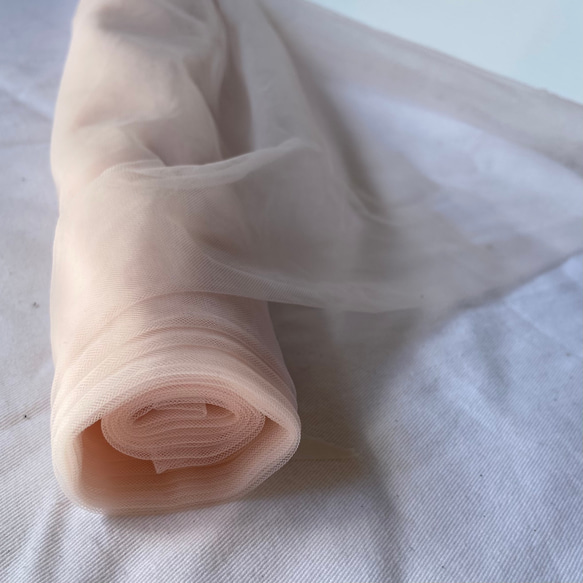 【幅広150cm】ソフトチュール生地 クリームピンク｜なめらかでやわらかなチュール／ウェディング・背景布・衣装づくり 1枚目の画像