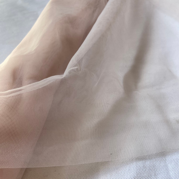 【幅広150cm】ソフトチュール生地 クリームピンク｜なめらかでやわらかなチュール／ウェディング・背景布・衣装づくり 2枚目の画像