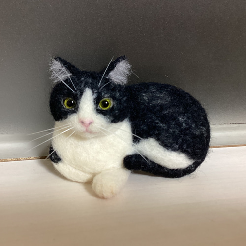 羊毛フェルト ミニねこブローチ ハチワレさん 羊毛フェルト