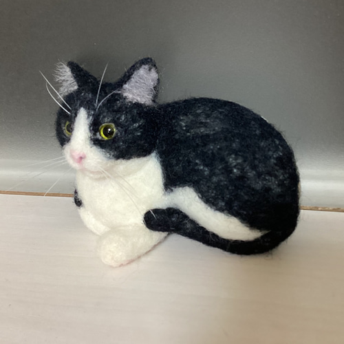 羊毛フェルト ミニねこブローチ ハチワレさん 羊毛フェルト