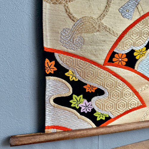 帯のタペストリー 漆黒に金色の扇と蝶 着物リメイク インテリア 掛け軸