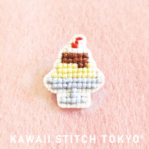 プリン【ブローチ】バッチ バッジ デザート スイーツ 喫茶店 刺繍