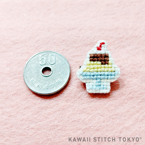 プリン【ブローチ】バッチ バッジ デザート スイーツ 喫茶店 刺繍