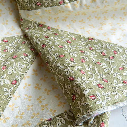 クローバーと薔薇の蕾のヴィンテージキルトトップ パッチワーク はぎれ