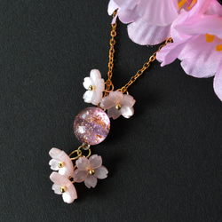 こぼれる桜のガラスペンダント 2枚目の画像