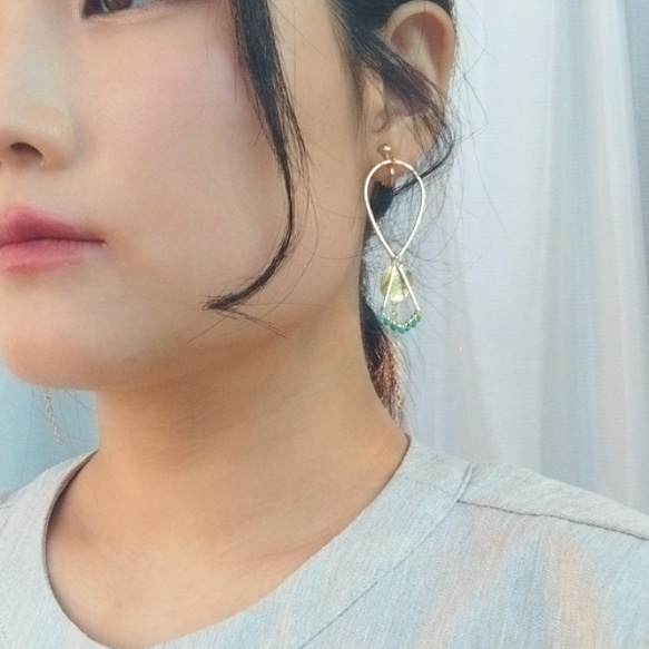 小粒のターコイズが心に余裕を与える 大人の耳飾り by yumito　晴れやかブルー2023 4枚目の画像