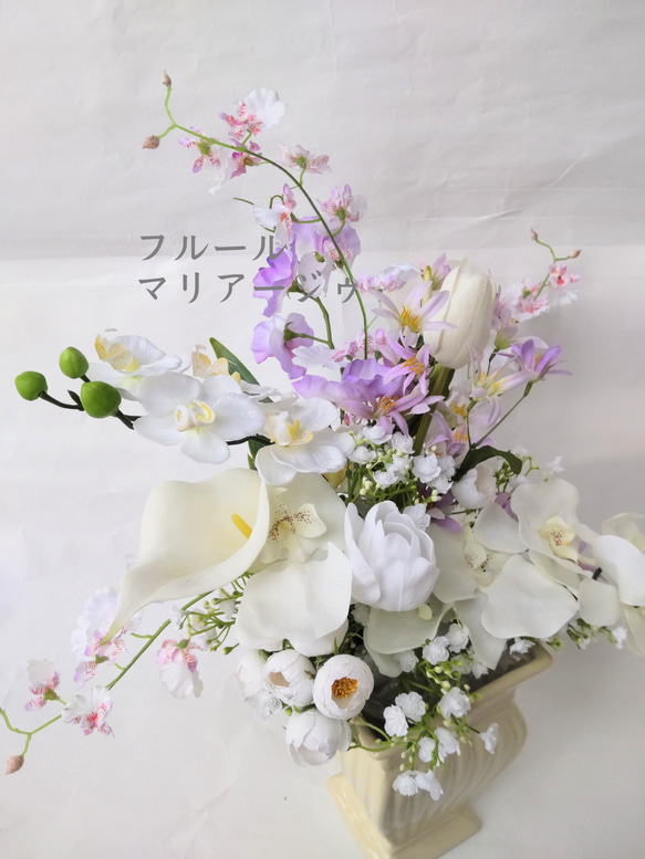 ブートニア付き  白の胡蝶蘭が美しい気品溢れるブーケ      ウェディングブーケ   ぴょんぴょんブーケ 3枚目の画像