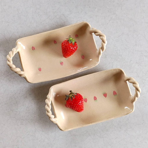 陶のネジネジ取っ手付き長皿【山武市のイチゴ～向かい合わせ～】 長皿