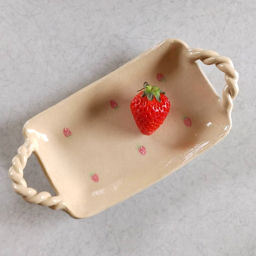 陶のネジネジ取っ手付き長皿【山武市のイチゴ～向かい合わせ～】 長皿