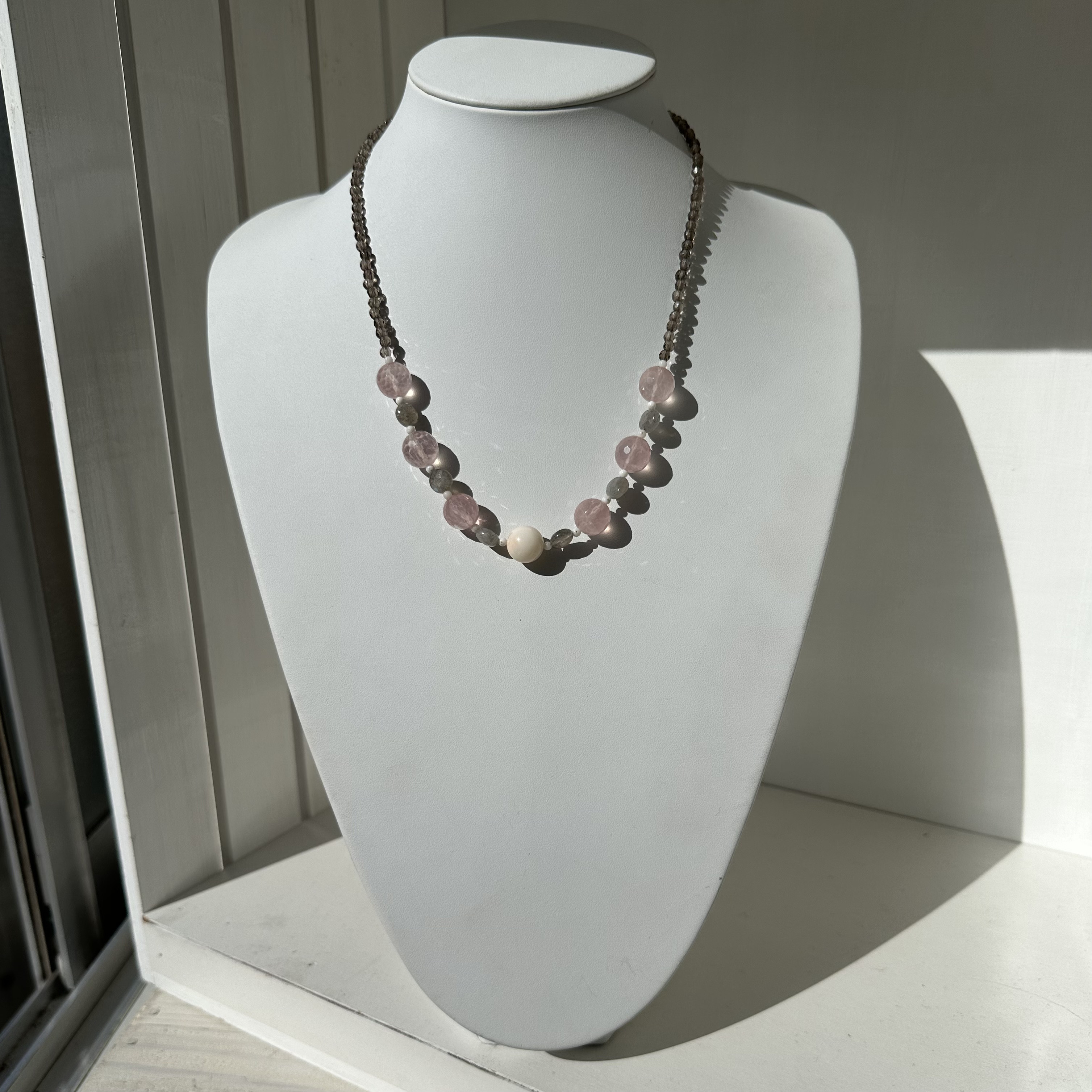 爽やか、天然石と珊瑚のオリジナルネックレス　白珊瑚・ラブラドライト・ローズクォーツ・スモーキークォーツ　R50324H1