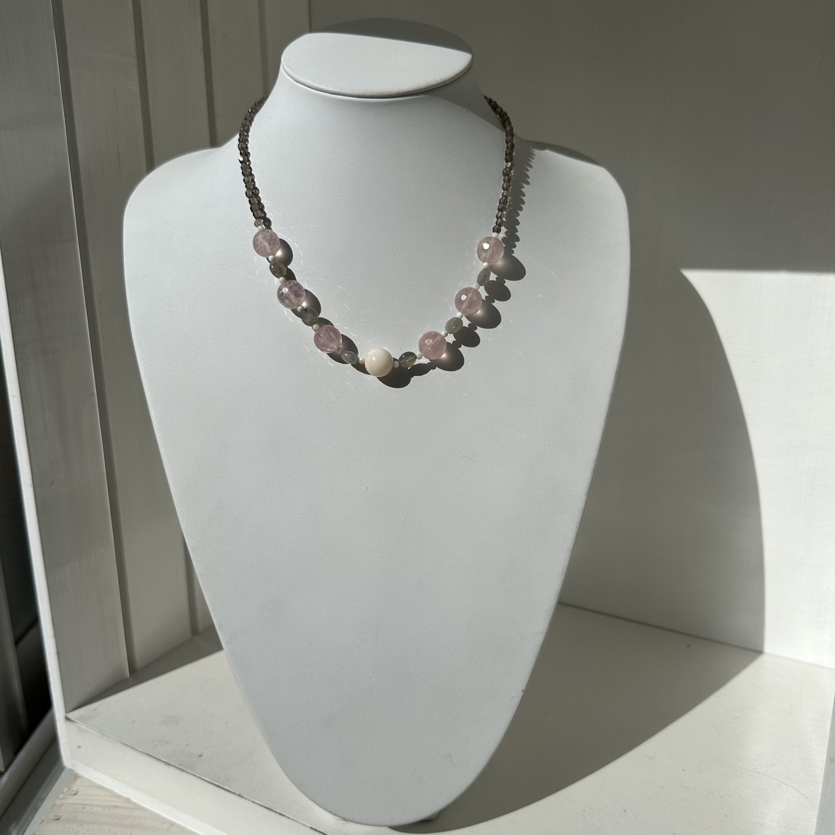 爽やか、天然石と珊瑚のオリジナルネックレス　白珊瑚・ラブラドライト・ローズクォーツ・スモーキークォーツ　R50324H1