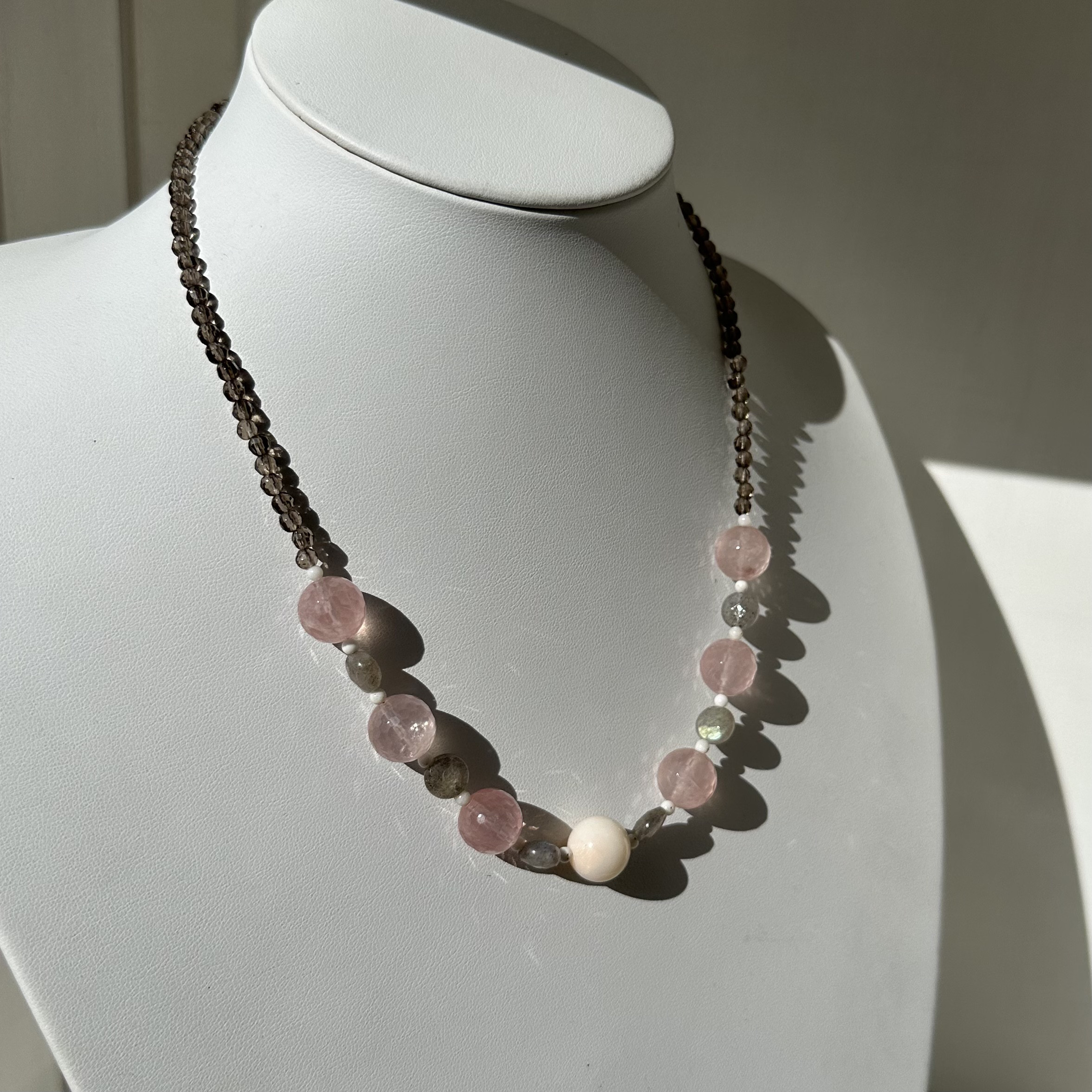 爽やか、天然石と珊瑚のオリジナルネックレス　白珊瑚・ラブラドライト・ローズクォーツ・スモーキークォーツ　R50324H1