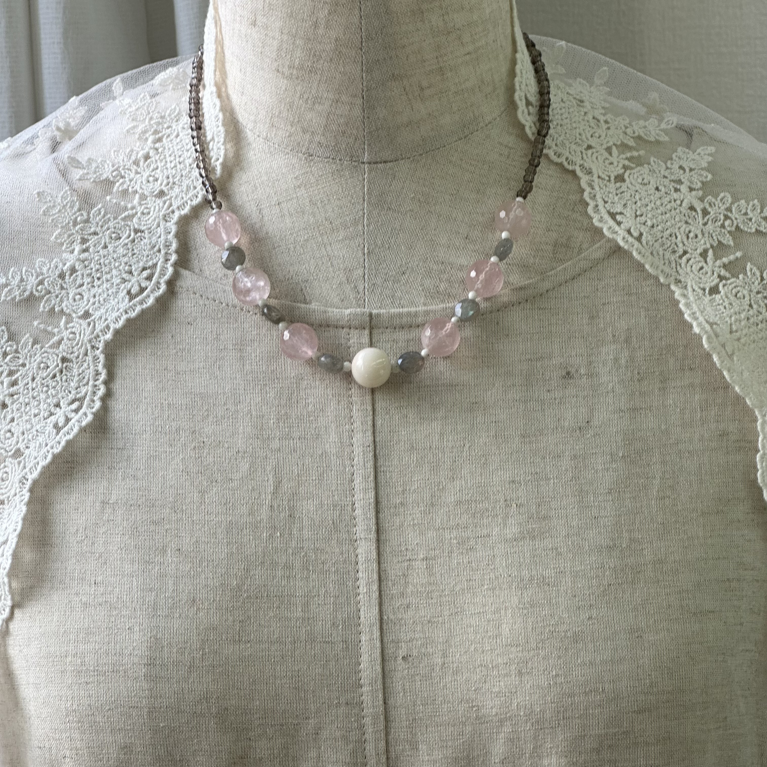 爽やか、天然石と珊瑚のオリジナルネックレス　白珊瑚・ラブラドライト・ローズクォーツ・スモーキークォーツ　R50324H1