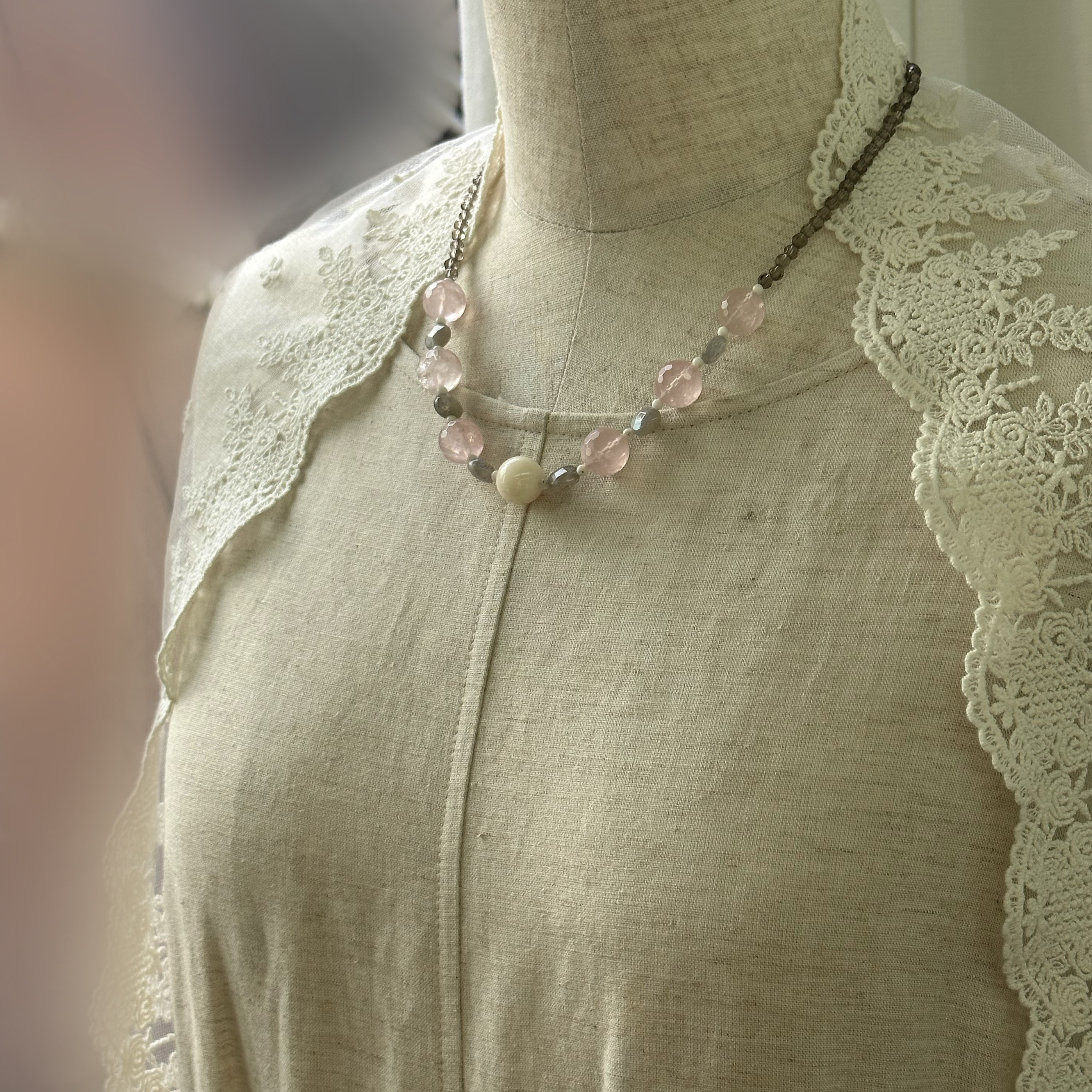 爽やか、天然石と珊瑚のオリジナルネックレス　白珊瑚・ラブラドライト・ローズクォーツ・スモーキークォーツ　R50324H1