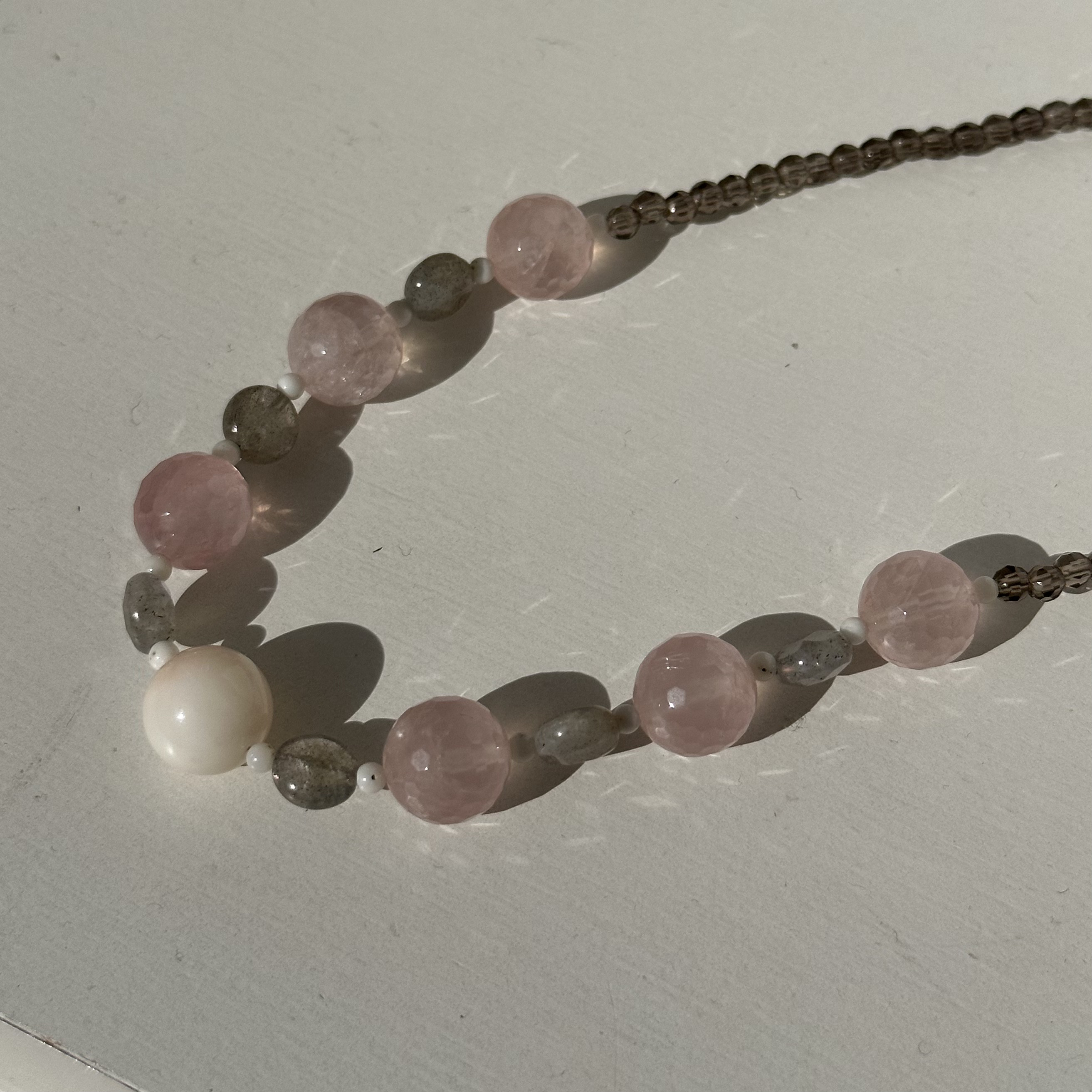 爽やか、天然石と珊瑚のオリジナルネックレス　白珊瑚・ラブラドライト・ローズクォーツ・スモーキークォーツ　R50324H1