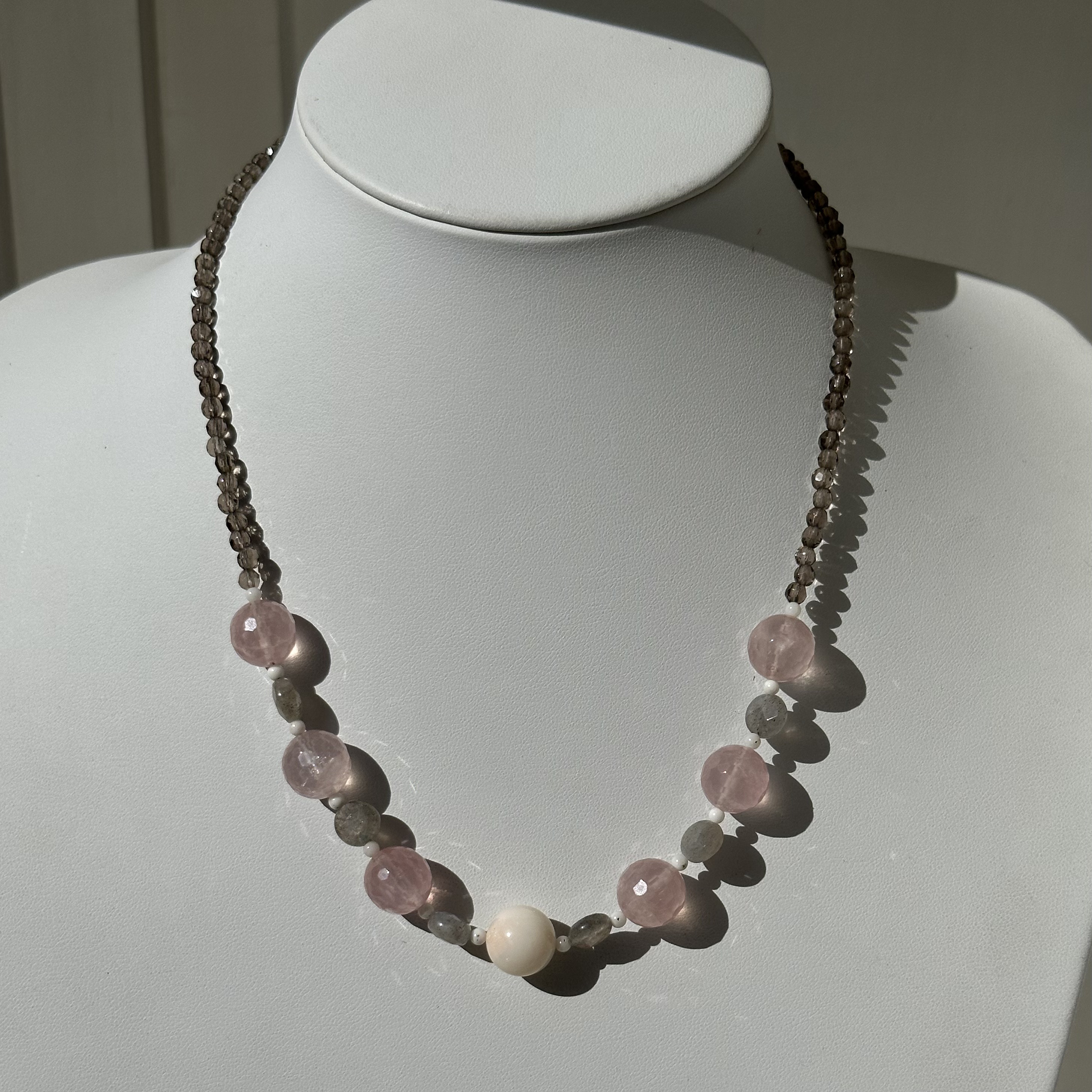 爽やか、天然石と珊瑚のオリジナルネックレス　白珊瑚・ラブラドライト・ローズクォーツ・スモーキークォーツ　R50324H1