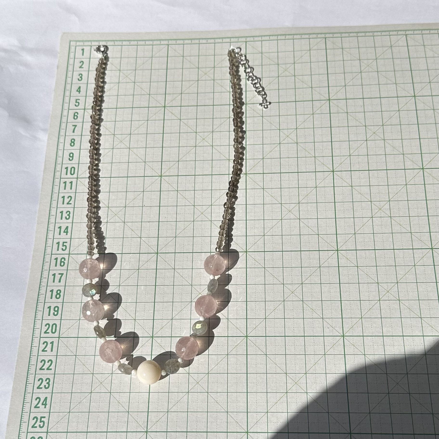 爽やか、天然石と珊瑚のオリジナルネックレス　白珊瑚・ラブラドライト・ローズクォーツ・スモーキークォーツ　R50324H1