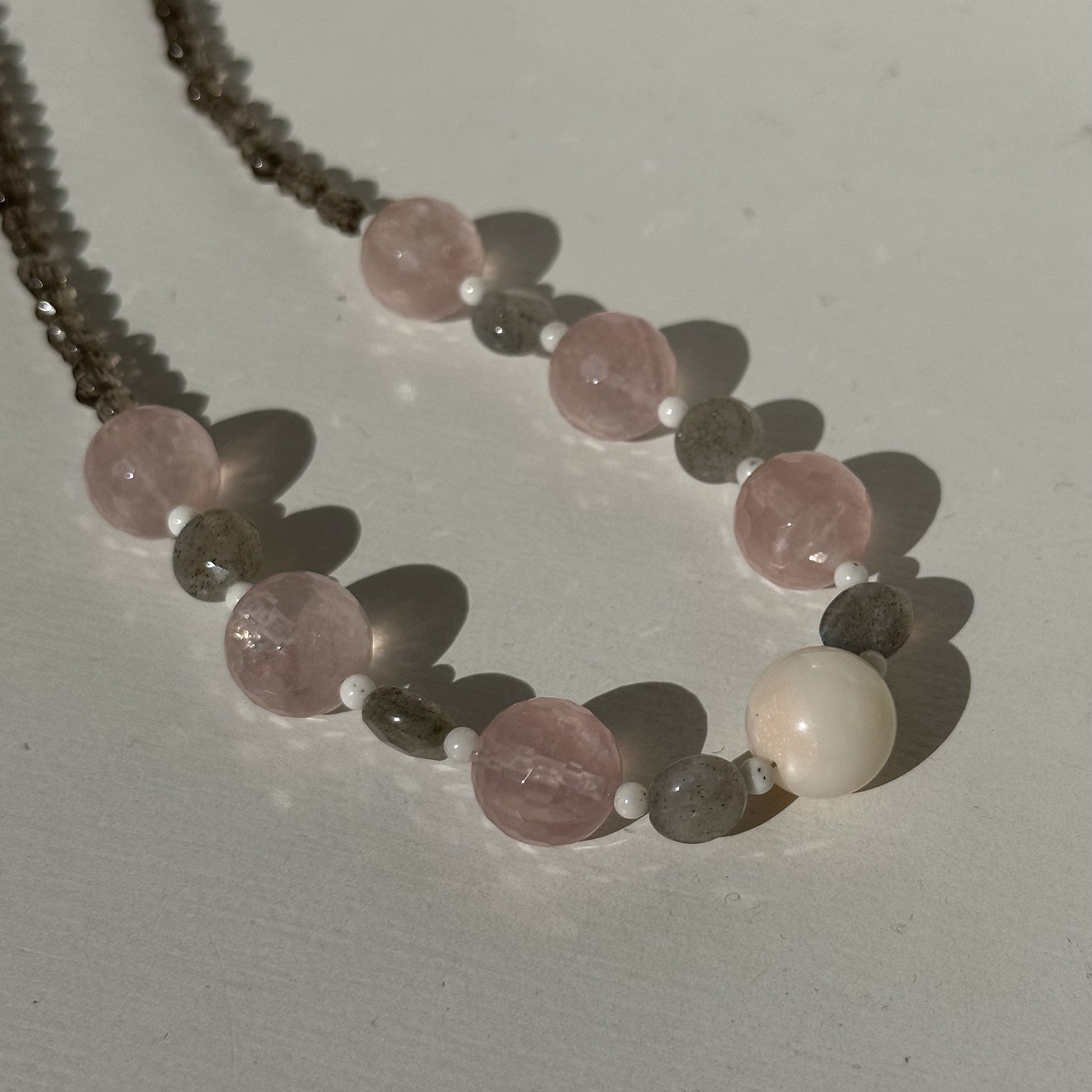 爽やか、天然石と珊瑚のオリジナルネックレス　白珊瑚・ラブラドライト・ローズクォーツ・スモーキークォーツ　R50324H1