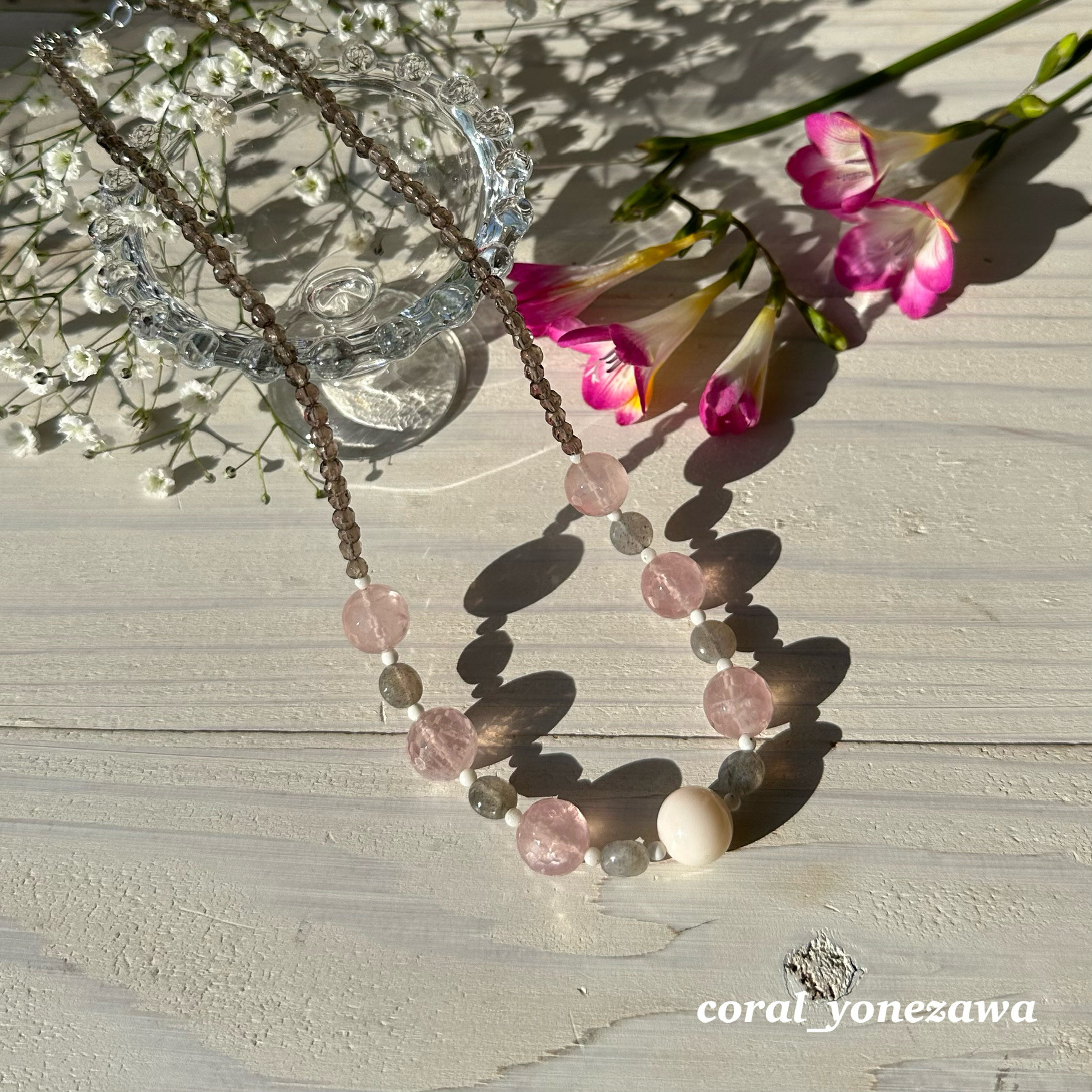 爽やか、天然石と珊瑚のオリジナルネックレス　白珊瑚・ラブラドライト・ローズクォーツ・スモーキークォーツ　R50324H1