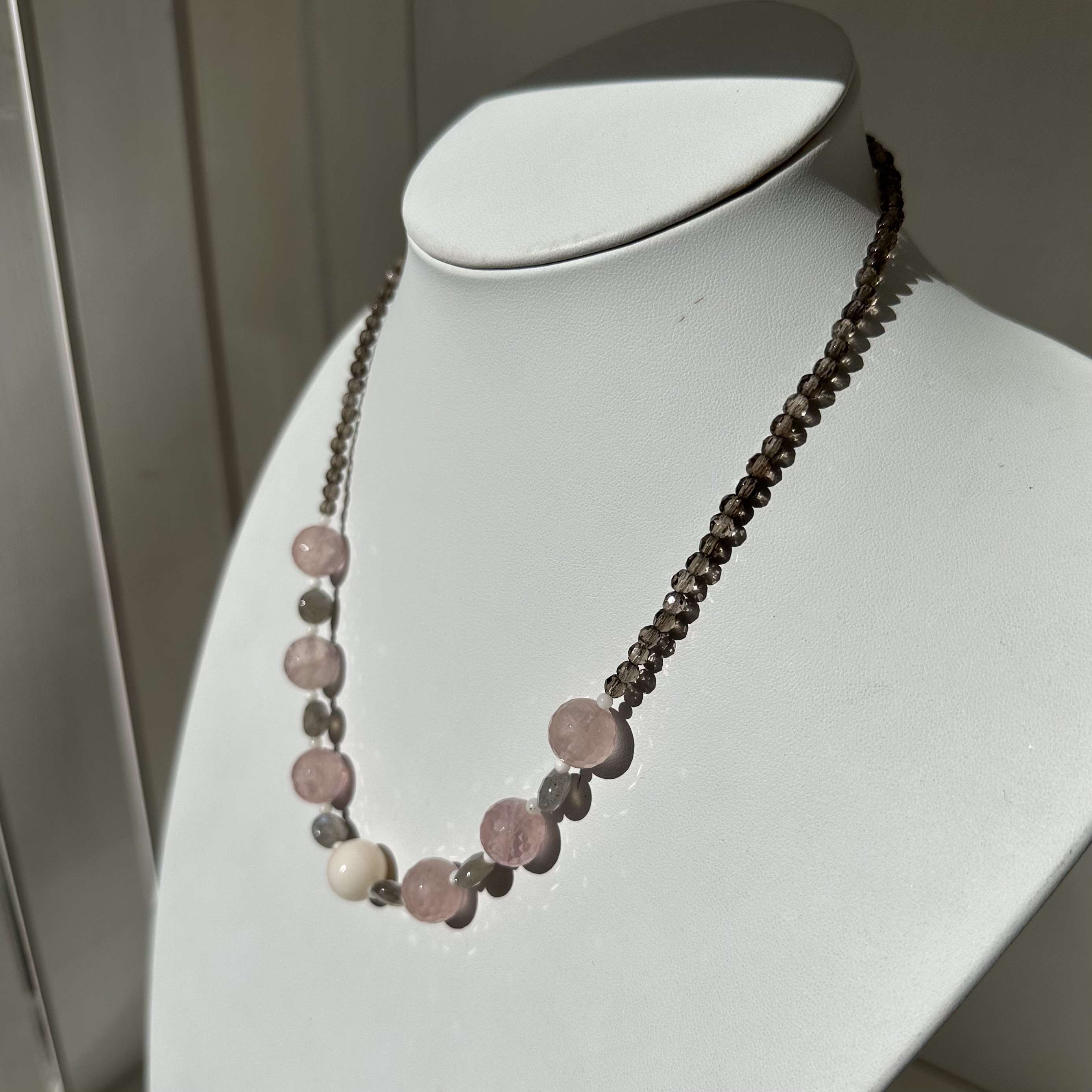 爽やか、天然石と珊瑚のオリジナルネックレス　白珊瑚・ラブラドライト・ローズクォーツ・スモーキークォーツ　R50324H1