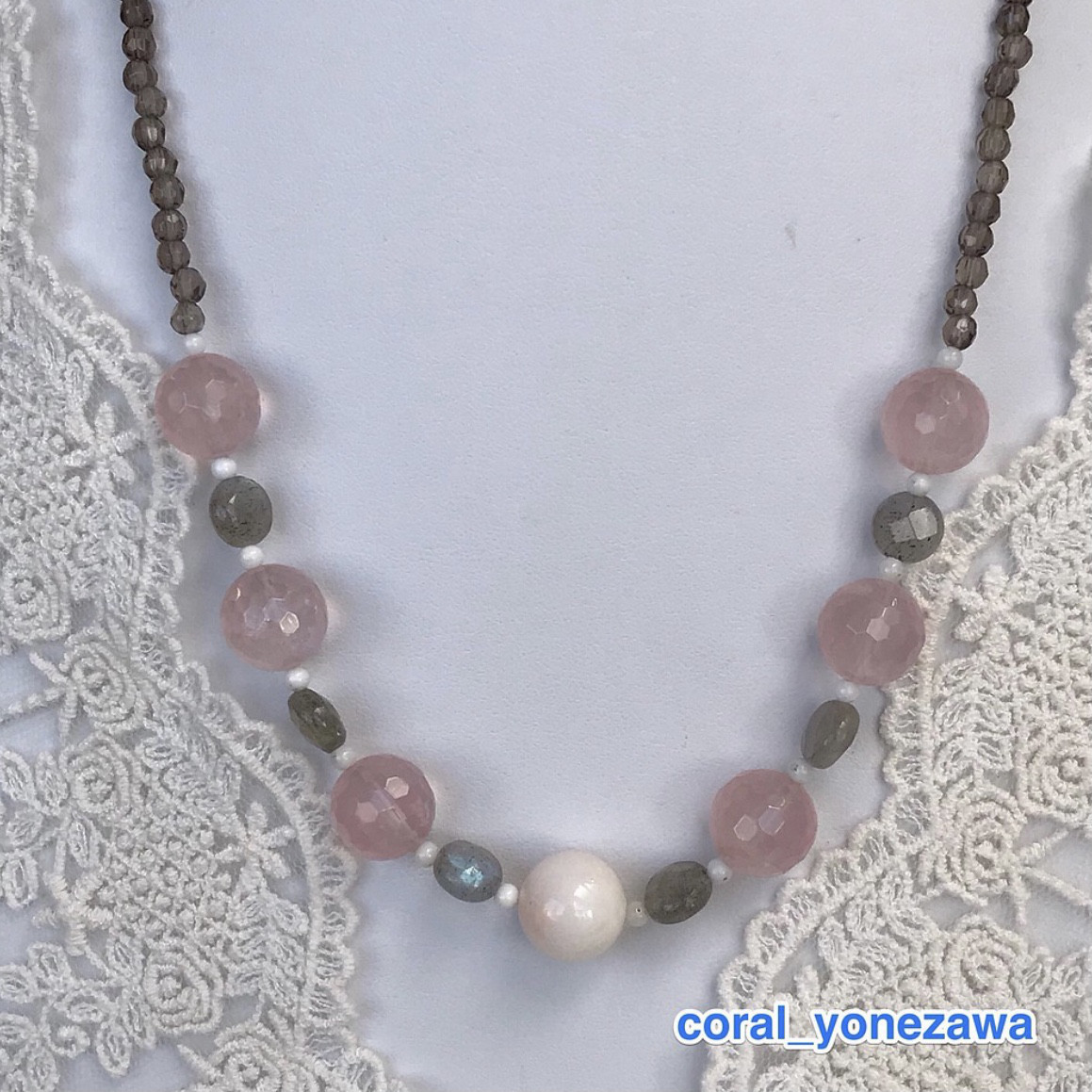 爽やか、天然石と珊瑚のオリジナルネックレス　白珊瑚・ラブラドライト・ローズクォーツ・スモーキークォーツ　R50324H1