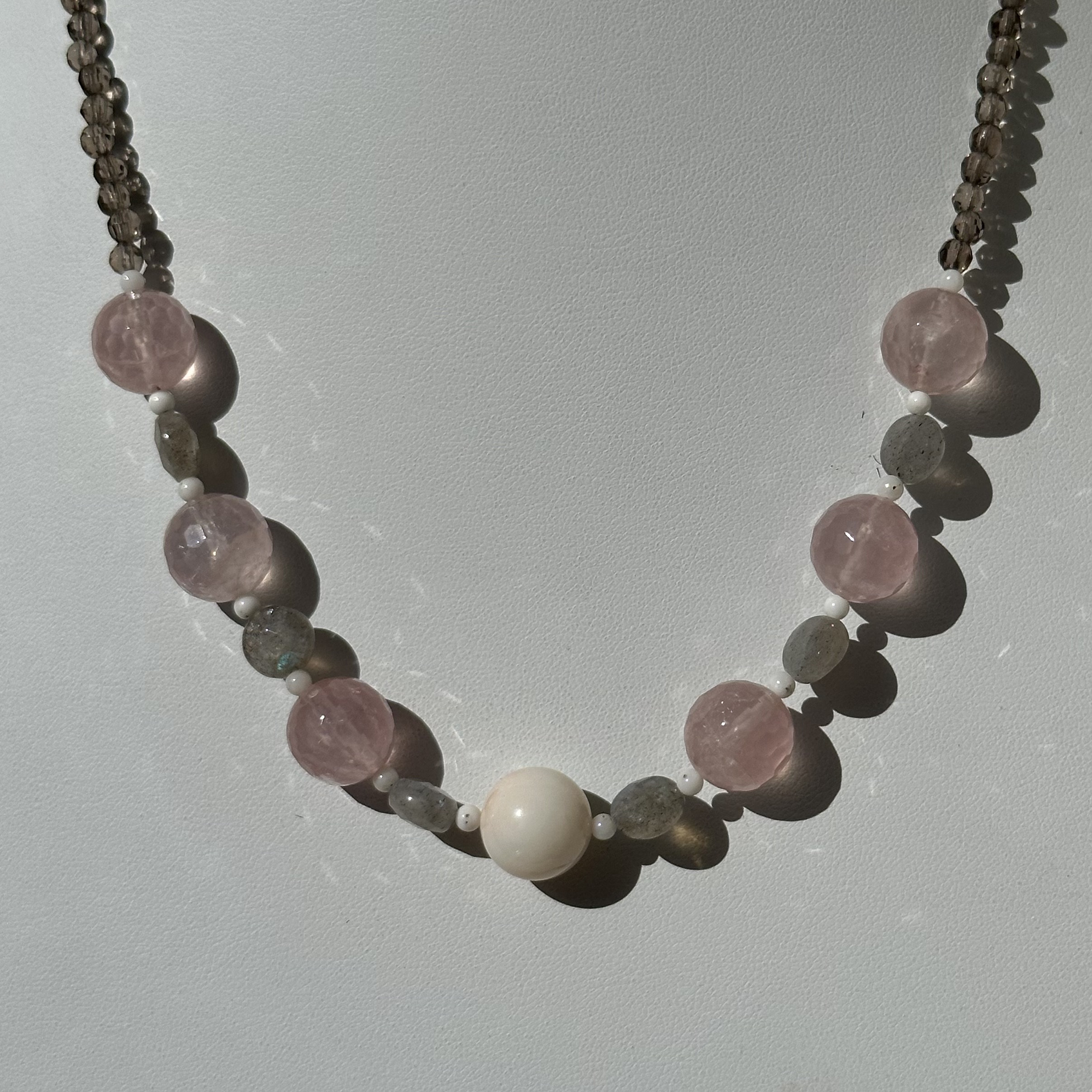 爽やか、天然石と珊瑚のオリジナルネックレス　白珊瑚・ラブラドライト・ローズクォーツ・スモーキークォーツ　R50324H1