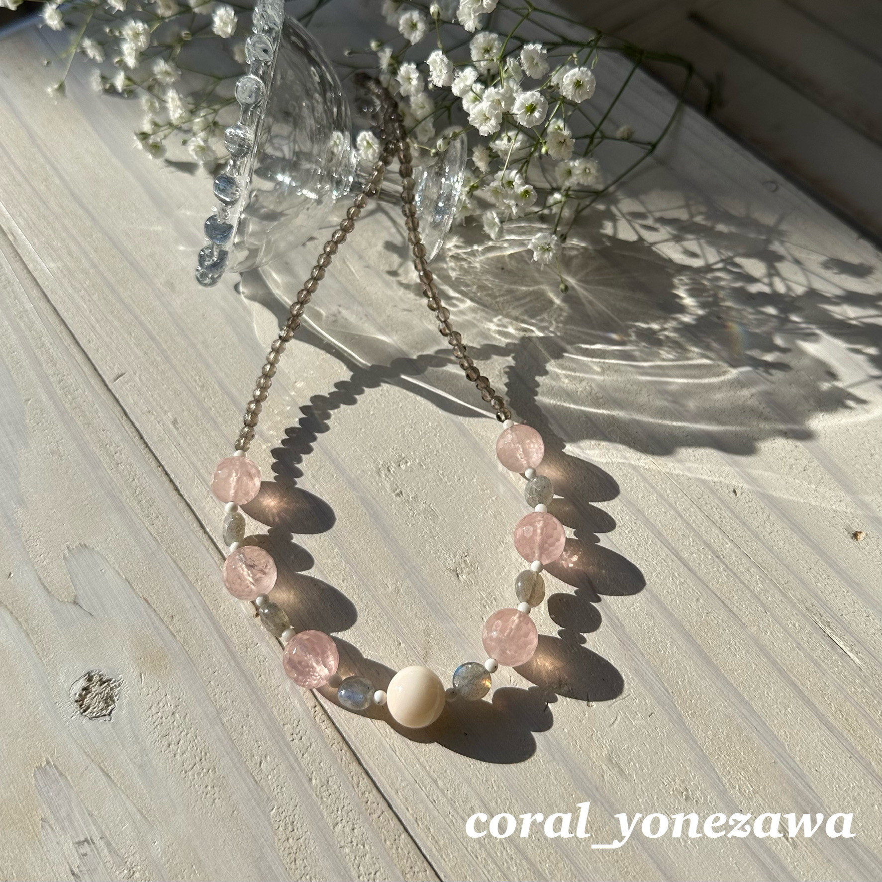 爽やか、天然石と珊瑚のオリジナルネックレス　白珊瑚・ラブラドライト・ローズクォーツ・スモーキークォーツ　R50324H1