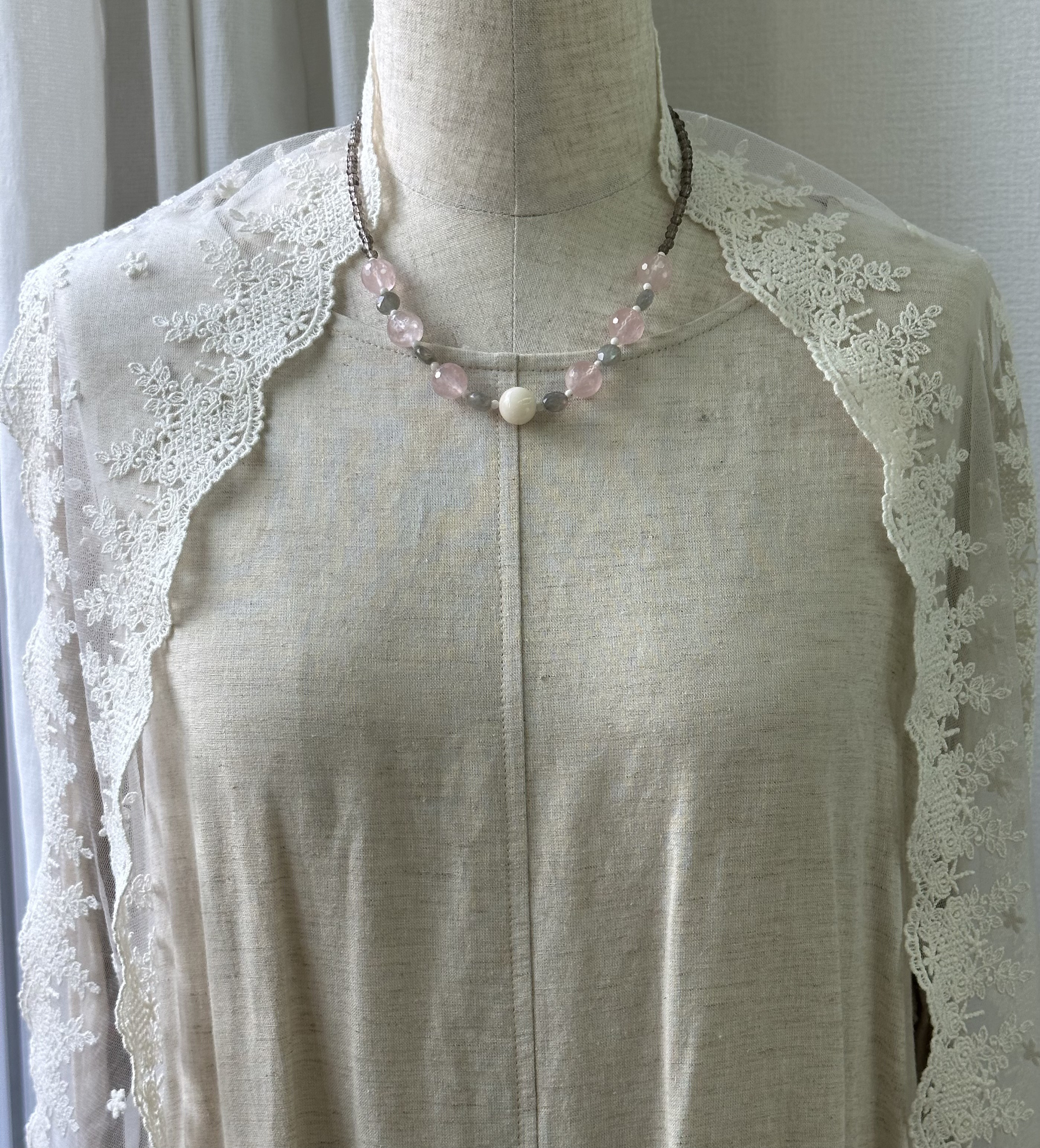 爽やか、天然石と珊瑚のオリジナルネックレス　白珊瑚・ラブラドライト・ローズクォーツ・スモーキークォーツ　R50324H1