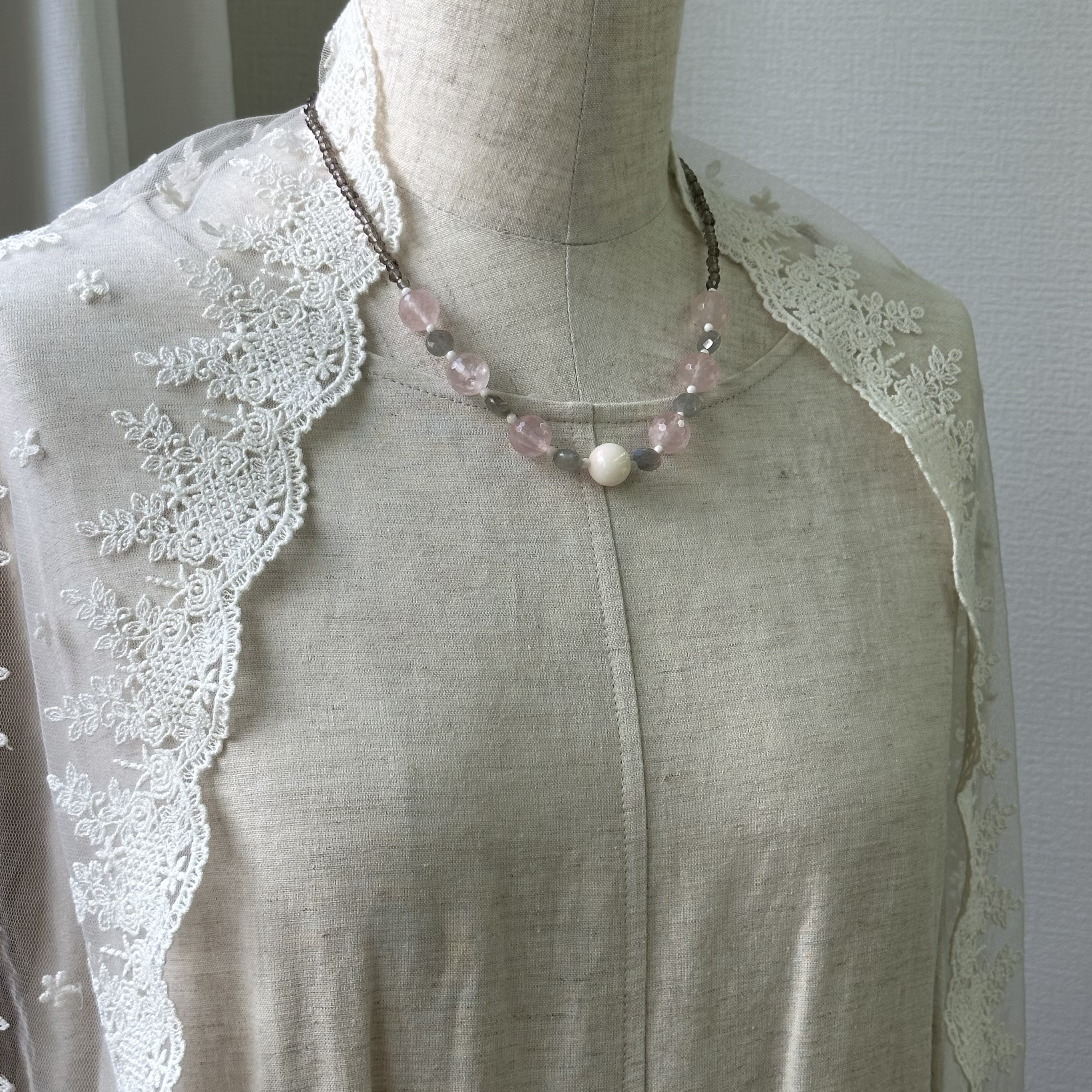 爽やか、天然石と珊瑚のオリジナルネックレス　白珊瑚・ラブラドライト・ローズクォーツ・スモーキークォーツ　R50324H1