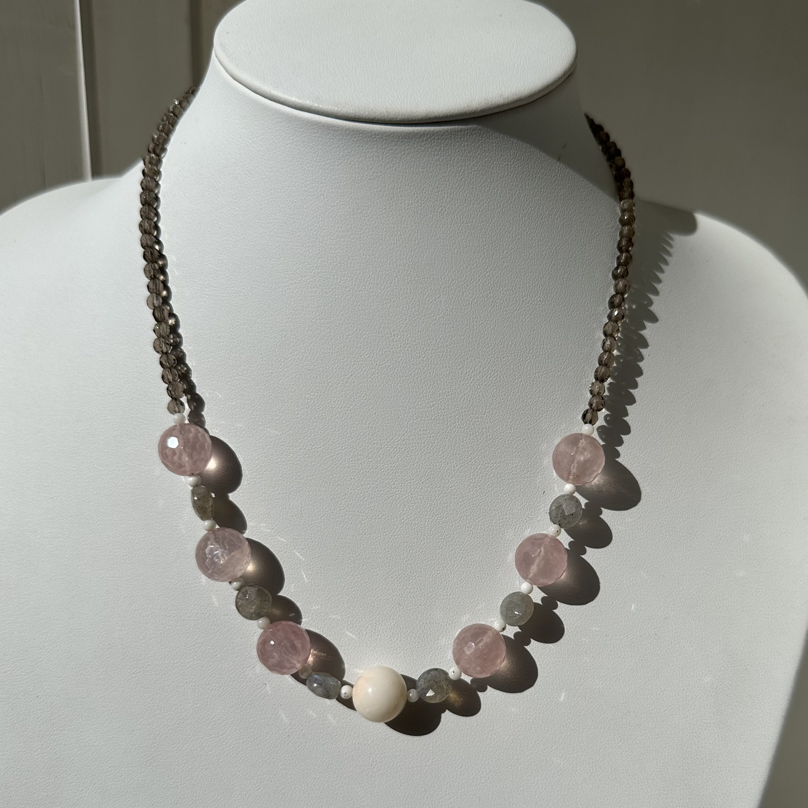 爽やか、天然石と珊瑚のオリジナルネックレス　白珊瑚・ラブラドライト・ローズクォーツ・スモーキークォーツ　R50324H1