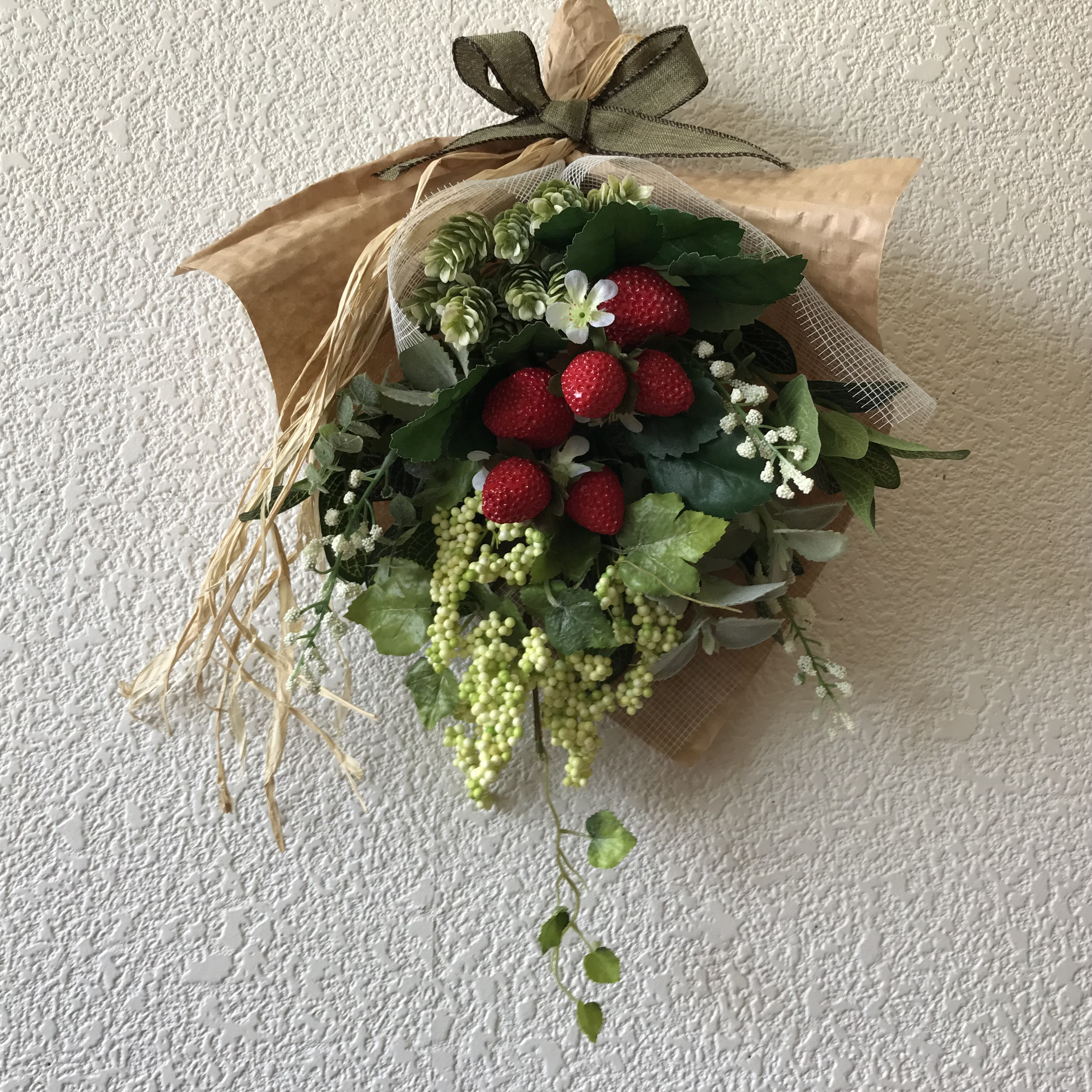 大きなイチゴとミントのアーティフィシャルスワッグ　（受注制作）