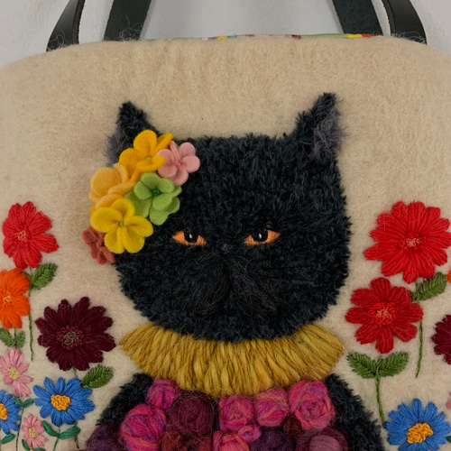 ぷっくりお花のドレスを着た黒猫さん 羊毛フェルト生地のバッグ ...