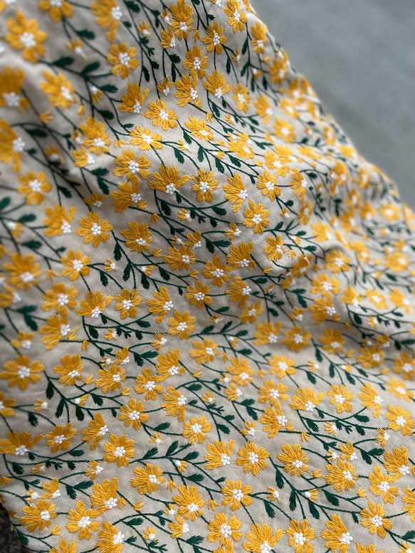 雛菊棉麻繡花布*138cm寬50cm黃色 第1張的照片