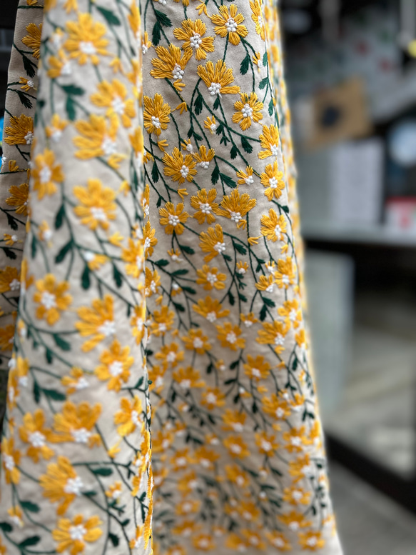 雛菊棉麻繡花布*138cm寬50cm黃色 第2張的照片