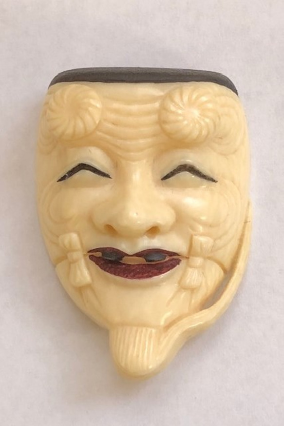 象牙調 能面 翁彫刻 帯留め