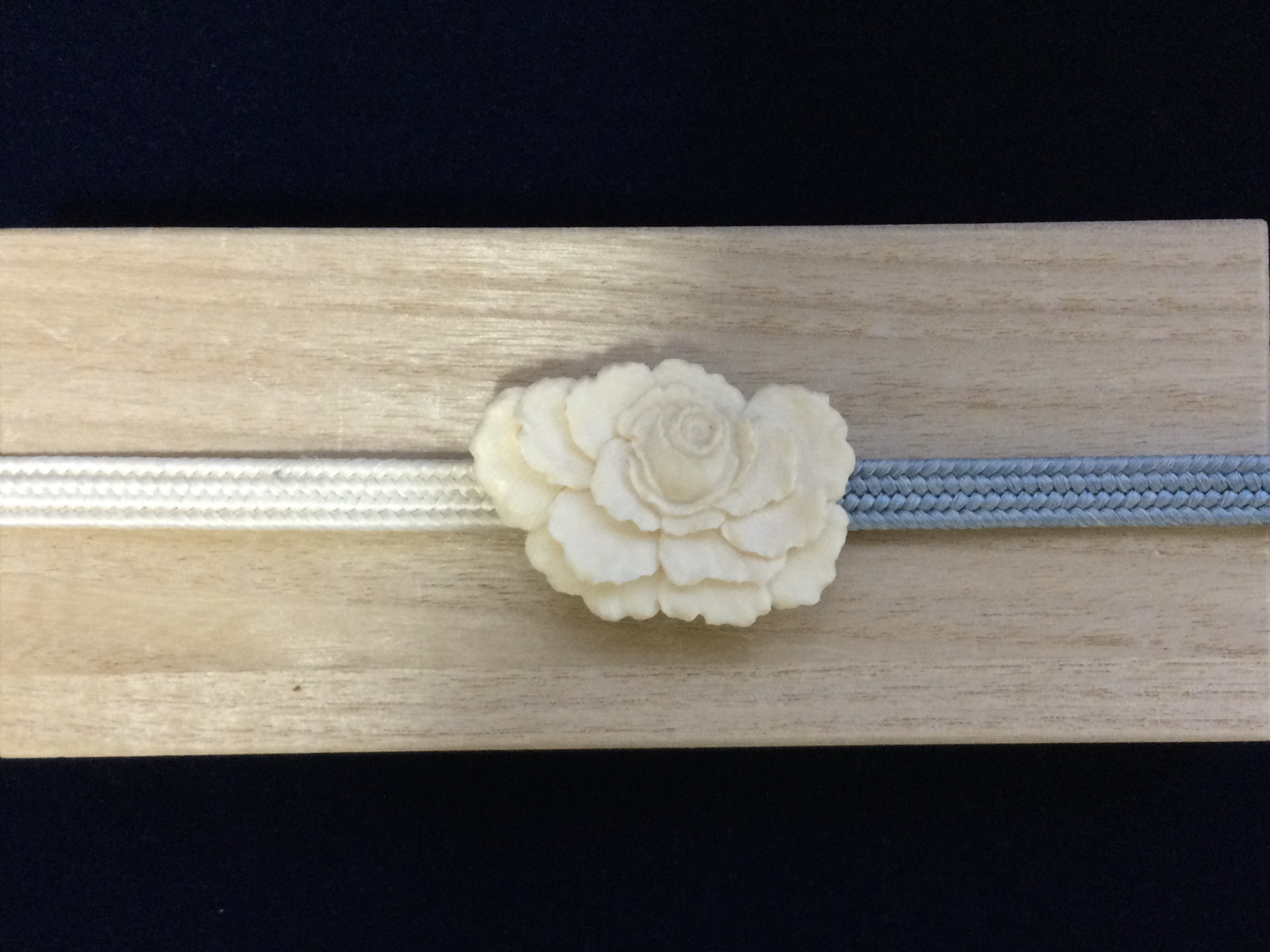 ☆本象牙　薔薇彫り帯留め③ ※