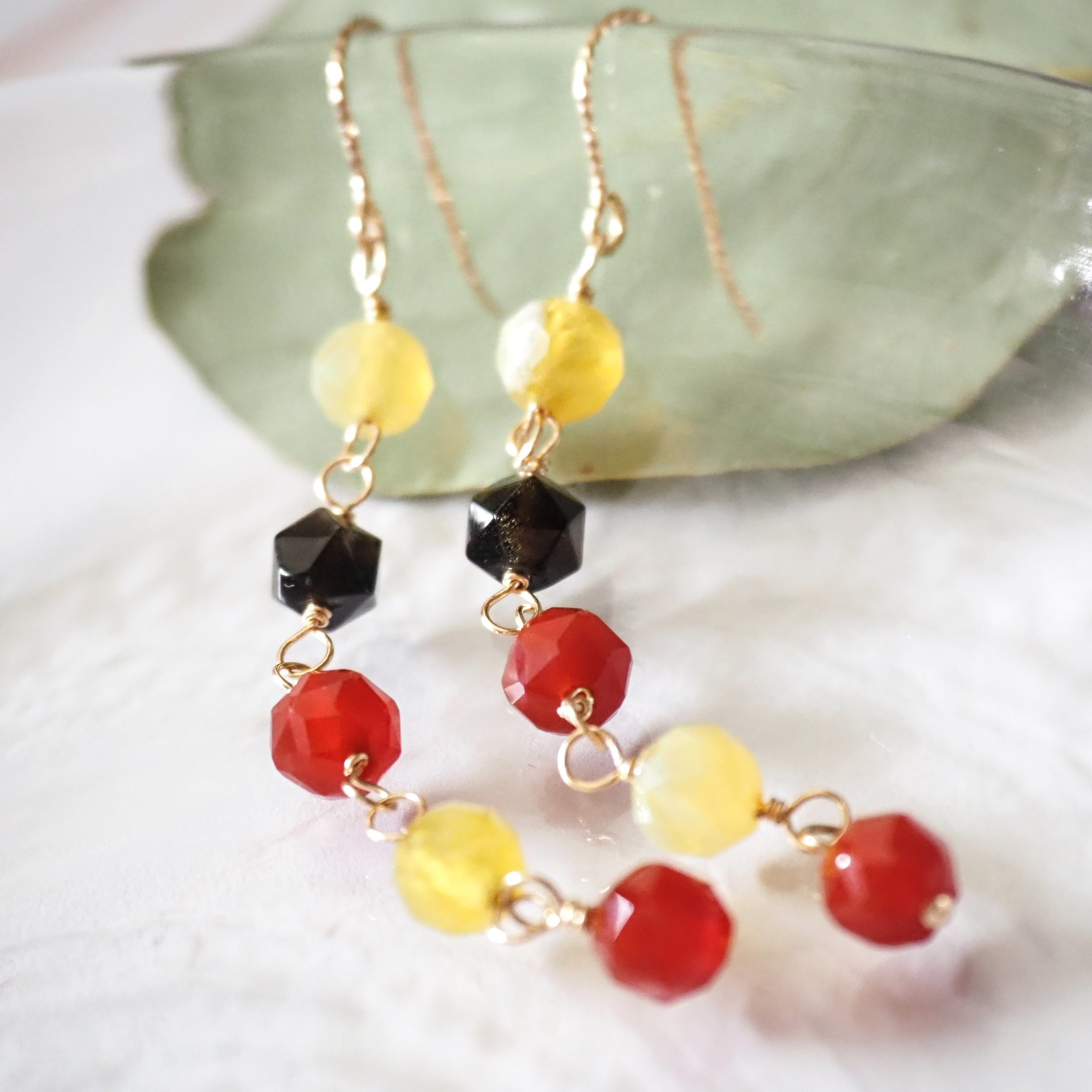 《ゴールデンオブシディアン、レッドアゲート、イエローオパールの5連ロングピアス》